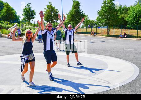 Brighton, Großbritannien. 13. August 2022. Newcastle-Fans genießen es vor dem Premier League-Spiel zwischen Brighton & Hove Albion und Newcastle United am 13. 2022. August beim Amex in Brighton, England. (Foto von Jeff Mood/phcimages.com) Quelle: PHC Images/Alamy Live News Stockfoto