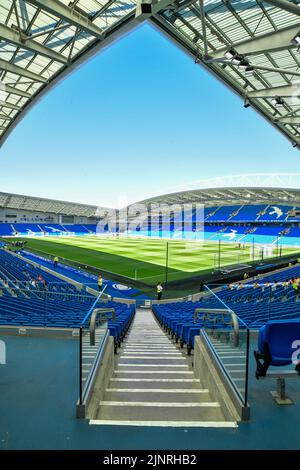 Brighton, Großbritannien. 13. August 2022. Das Amex Stadium vor dem Premier League-Spiel zwischen Brighton & Hove Albion und Newcastle United beim Amex am 13. 2022. August in Brighton, England. (Foto von Jeff Mood/phcimages.com) Quelle: PHC Images/Alamy Live News Stockfoto