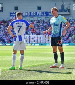 Brighton, Großbritannien. 13. August 2022. Dan Burn von Newcastle United lacht mit dem Ex-Teamkollegen Solly March von Brighton und Hove Albion während des Premier League-Spiels zwischen Brighton & Hove Albion und Newcastle United am 13. 2022. August beim Amex in Brighton, England. (Foto von Jeff Mood/phcimages.com) Quelle: PHC Images/Alamy Live News Stockfoto