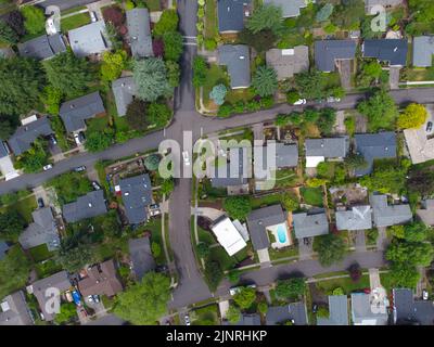 Schießen von einer Drohne. Kleine grüne Stadt, Vorort mit ausgebauter Infrastruktur. Fußgängerwege, asphaltierte Straßen, viel Grün. Ökologisch sauberes pla Stockfoto