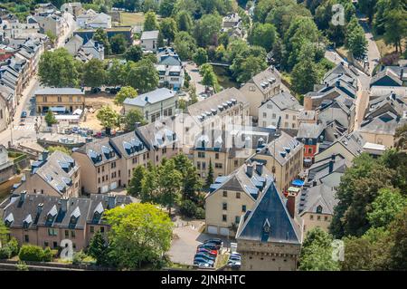 LUXEMBURG - 19. Juni 2022: Ansicht von Luxemburg von der Großherzogin Charlotte Brücke in Luxemburg Stockfoto