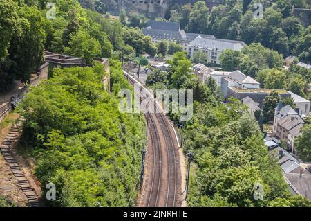 LUXEMBURG - 19. Juni 2022: Ansicht der luxemburgischen Bahnlinie von der Großherzogin Charlotte Brücke in Luxemburg Stockfoto