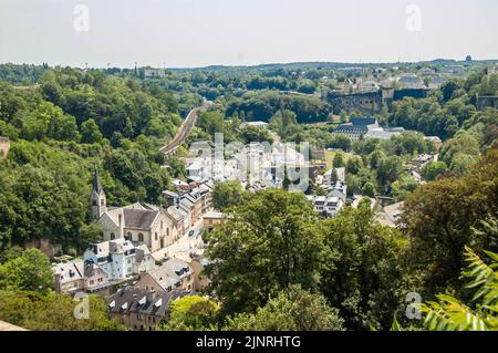 LUXEMBURG - 19. Juni 2022: Ansicht von Luxemburg von der Großherzogin Charlotte Brücke in Luxemburg Stockfoto