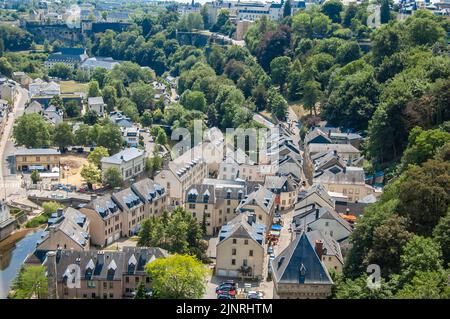 LUXEMBURG - 19. Juni 2022: Ansicht von Luxemburg von der Großherzogin Charlotte Brücke in Luxemburg Stockfoto