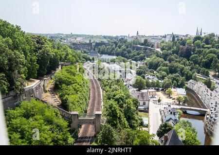 LUXEMBURG - 19. Juni 2022: Ansicht der luxemburgischen Bahnlinie von der Großherzogin Charlotte Brücke in Luxemburg Stockfoto