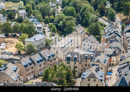 LUXEMBURG - 19. Juni 2022: Ansicht von Luxemburg von der Großherzogin Charlotte Brücke in Luxemburg Stockfoto