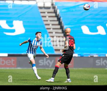 Huddersfield, Großbritannien. 13. August 2022. Oliver Turton #2 von Huddersfield Town leitet am 8/13/2022 in Huddersfield, Großbritannien, den klaren Kopf. (Foto von Steve Flynn/News Images/Sipa USA) Quelle: SIPA USA/Alamy Live News Stockfoto