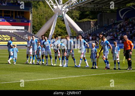 Huddersfield, Großbritannien. 13. August 2022. Huddersfield Town Spieler vor dem Spiel in Huddersfield, Vereinigtes Königreich am 8/13/2022. (Foto von Steve Flynn/News Images/Sipa USA) Quelle: SIPA USA/Alamy Live News Stockfoto