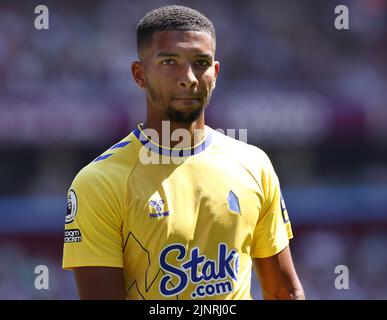 Birmingham, England, 13.. August 2022. Mason Holgate von Everton während des Premier League-Spiels in Villa Park, Birmingham. Bildnachweis sollte lauten: Darren Staples / Sportimage Stockfoto