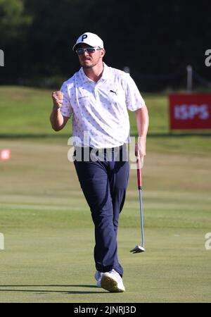 Der schottische Ewen Ferguson reagiert, nachdem er am dritten Tag des ISPS HANDA World Invitational im Galgorm Castle Golf Club in der Grafschaft Antrim, Nordirland, einen Putt auf dem 18.-Loch-Loch-Loch gelocht hat. Bilddatum: Samstag, 13. August 2022. Stockfoto