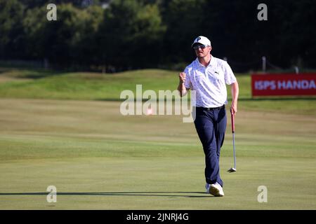 Der schottische Ewen Ferguson reagiert, nachdem er am dritten Tag des ISPS HANDA World Invitational im Galgorm Castle Golf Club in der Grafschaft Antrim, Nordirland, einen Putt auf dem 18.-Loch-Loch-Loch gelocht hat. Bilddatum: Samstag, 13. August 2022. Stockfoto