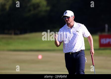 Der schottische Ewen Ferguson reagiert, nachdem er am dritten Tag des ISPS HANDA World Invitational im Galgorm Castle Golf Club in der Grafschaft Antrim, Nordirland, einen Putt auf dem 18.-Loch-Loch-Loch gelocht hat. Bilddatum: Samstag, 13. August 2022. Stockfoto