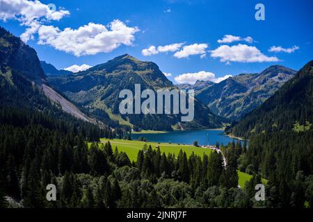 Am 13. August 2022 in Tannheim, Tirol, Österreich, genießen die Menschen ihren Urlaub beim Baden im Vilsalpsee. © Peter Schatz / Alamy Stock Photos Stockfoto