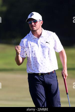 Der schottische Ewen Ferguson reagiert, nachdem er am dritten Tag des ISPS HANDA World Invitational im Galgorm Castle Golf Club in der Grafschaft Antrim, Nordirland, einen Putt auf dem 18.-Loch-Loch-Loch gelocht hat. Bilddatum: Samstag, 13. August 2022. Stockfoto