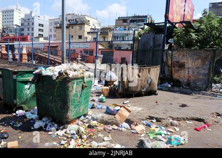 Beirut, Libanon. 11. August 2022. Müll, der am 11 2022. August in einer Straße in Beirut, Libanon, gesehen wurde. (Foto von Elisa Gestri/Sipa USA). Quelle: SIPA USA/Alamy Live News Stockfoto