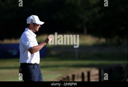 Der schottische Ewen Ferguson reagiert, nachdem er am dritten Tag des ISPS HANDA World Invitational im Galgorm Castle Golf Club in der Grafschaft Antrim, Nordirland, einen Putt auf dem 18.-Loch-Loch-Loch gelocht hat. Bilddatum: Samstag, 13. August 2022. Stockfoto