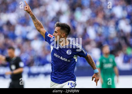 GELSENKIRCHEN, DEUTSCHLAND - 13. AUGUST: Rodrigo Zalazar von Schalke 04 feiert nach dem ersten Tor beim Bundesligaspiel zwischen Schalke 04 und Borussia Monchengladbach in der Veltins Arena am 13. August 2022 in Gelsenkirchen (Foto: Marcel ter Bals/Orange Picles) Stockfoto