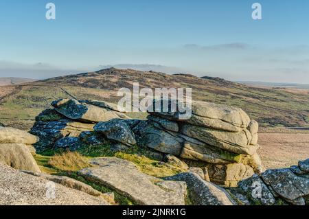 Ein langer Blick vom Gipfel des Roughter auf Bodmin Moor über Brown Willy, den höchsten Tor in einer sehr zerklüfteten, wilden, natürlichen, kargen Landschaft. Stockfoto