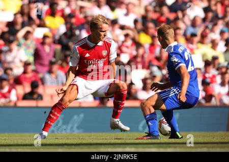 Emirates Stadium, London, Großbritannien. 13. August 2022. Premier League Football League, Arsenal versus Leicester City ; Martin Odegaard von Arsenal übernimmt Kiernan Dewsbury-Hall of Leicester City Kredit: Action Plus Sports/Alamy Live News Stockfoto