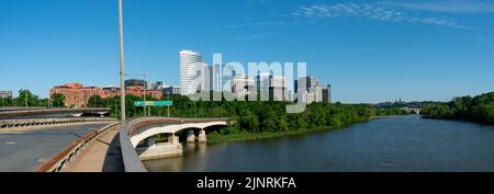 Arlington, Virgina - 4. Juni 2022: Blick auf die Innenstadt von Arlington und den Potomac River von der Theodore Roosevelt Bridge Stockfoto