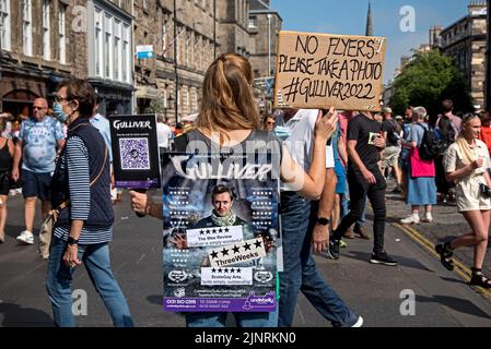 Ein Mitglied der Theaterkomanie Box Tale Soup, die 2022 ihre Edinburgh Fringe Show 'Gulliver' auf der Royal Mile, Edinburgh, Schottland, Großbritannien, promote. Stockfoto