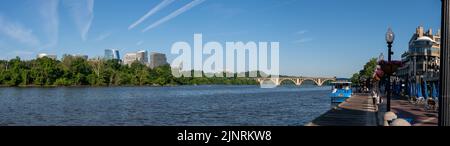 Panoramablick auf Arlington Virginia über den Potomac River Stockfoto