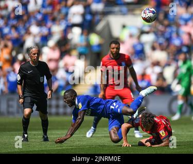 Jamilu Collins #17 von Cardiff City in Angriff genommen von Alfie Chang #42 von Birmingham City Stockfoto