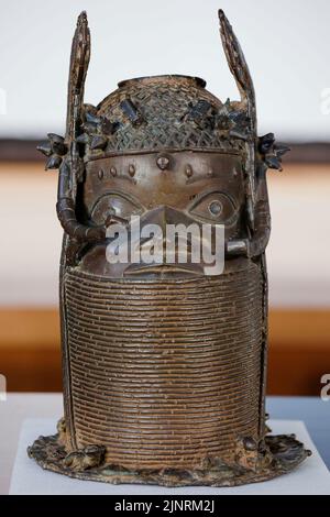 Detailaufnahme einer sogenannten Benin-Bronze, aufgenommen während einer Veranstaltung anlässlich der Unterzeichnung einer politischen Erklärung zu den Benin-Bronzen. Deutschland und Nigeria unterzeichnen beim Auswärtigen Amt ein Abkommen über die Rückgabe der Benin-Bronzen. Berlin, den 1.. Juli 2022 Stockfoto