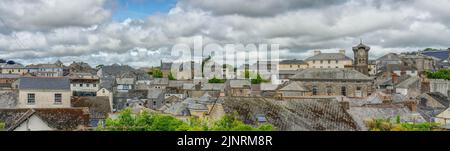 Sehr breites Panorama des Stadtzentrums von Liskeard im Südosten von Cornwall. Ein Blick auf die Dachterrasse, der die vielen Architekturstile aus den Jahren der Entwicklung zeigt Stockfoto