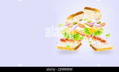 Zwei Sandwiches mit Fleischstücken, Käse, Gemüse und Gemüse auf einem gefrorenen Flug auf weißem Hintergrund. Auf dem Foto befinden sich keine Personen. Es gibt Fr. Stockfoto