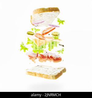 Appetitliche Hamburger auf hellem Hintergrund bei einem gefrorenen Flug. Fleisch, Käse, Gemüse und Gemüsestücke im Schwebezustand. Werbung, BA Stockfoto