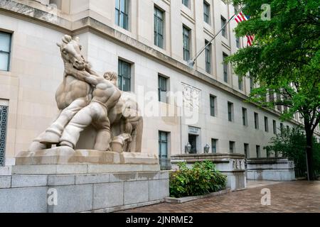 Washington DC, USA - 2. Juni 2022: Seiteneingang zum Federal Trade Commission Building an einem regnerischen Tag Stockfoto