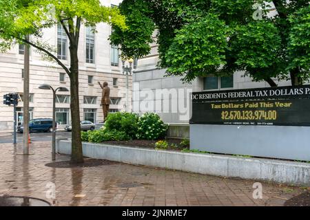 Washington DC, USA - 2. Juni 2022: Blick auf das Schild vor dem IRS-Gebäude in Washington DC Stockfoto