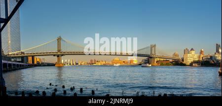 Weite Panoramaaussicht auf die Manhattan Bridge mit klarem Himmel am frühen Morgen Stockfoto
