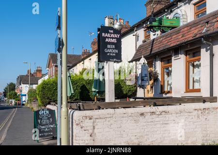 The Railway Arms Pub mit einem Modellzug an der Wand, Alton, Hampshire, England, Großbritannien Stockfoto