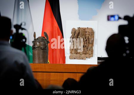 Detailaufnahme einer sogenannten Benin-Bronze, aufgenommen während einer Veranstaltung anlässlich der Unterzeichnung einer politischen Erklärung zu den Benin-Bronzen. Deutschland und Nigeria unterzeichnen beim Auswärtigen Amt ein Abkommen über die Rückgabe der Benin-Bronzen. Berlin, den 1.. Juli 2022 Stockfoto