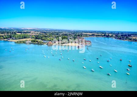 Luftaufnahme über kleine Boote und Segelboote, die in der wunderschönen Mündung von Bosham in Südengland verankert sind. Stockfoto