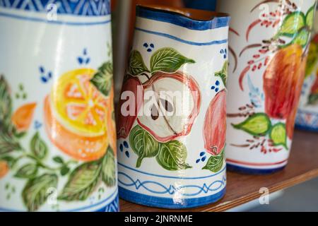 Stand mit farbenfroher portugiesischer Keramik Stockfoto