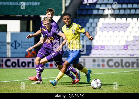 Beerschots Leo Seydoux und Beverens Lucas Ribeiro Costa wurden während eines Fußballmatches zwischen Beerschot VA und SK Beveren am Samstag, 13. August 2022 in Antwerpen, am 1. Tag der ersten Liga der belgischen Meisterschaft 2022-2023, in Aktion aufgenommen. BELGA FOTO TOM GOYVAERTS Stockfoto