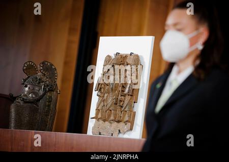 Detailaufnahme einer sogenannten Benin-Bronze, aufgenommen während einer Veranstaltung anlässlich der Unterzeichnung einer politischen Erklärung zu den Benin-Bronzen. Deutschland und Nigeria unterzeichnen beim Auswärtigen Amt ein Abkommen über die Rückgabe der Benin-Bronzen. Berlin, den 1.. Juli 2022 Stockfoto