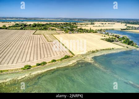Luftaufnahme der kleinen Gemeinde Chidham von der Bosham-Mündung und umgeben von der wunderschönen Landschaft von West Sussex in Südengland. Stockfoto