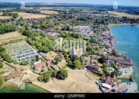 Aus der Luft über dem schönen Dorf Bosham, einem beliebten Segelrevier in West Sussex England, ist die Sächsische Holy Trinity Church deutlich zu sehen. Stockfoto