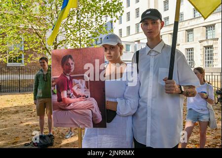 Downing Street, London, Großbritannien. 13. August 2022. Demonstranten mit Transparenten behaupten, Russland sei ein Terrorist. Die Ukraine ist sehr stolz auf ihre Kultur und liebt die Ukraine. Sie glauben, dass die Ukraine frei sein wird. Stockfoto