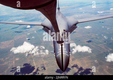 BOMBER DER US Air Force B-1 auf einer Trainingsmission über dem Mittleren Westen der Vereinigten Staaten. Stockfoto