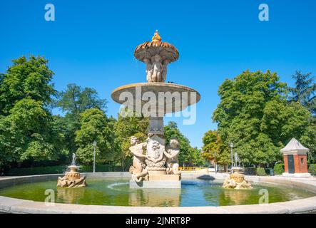 Brunnen im El Buen Retiro Park (Parque del Buen Retiro). Der berühmte öffentliche Park ist ein UNESCO-Weltkulturerbe. Stockfoto