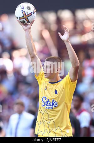 Birmingham, England, 13.. August 2022. Vitali Mykolenko von Everton während des Spiels in der Premier League in Villa Park, Birmingham. Bildnachweis sollte lauten: Darren Staples / Sportimage Stockfoto