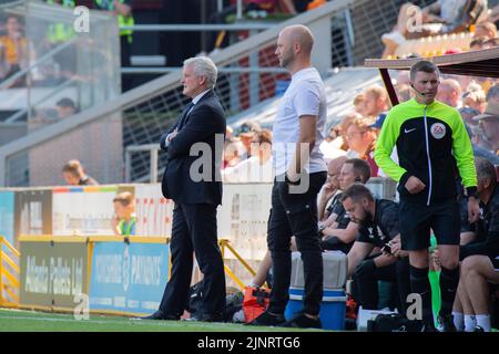 Bradford, Großbritannien. 13. August 2022. Mark Hughes, der Manager von Bradford City (l) und. James Rowberry, der Manager von Newport County, schaut auf. EFL Skybet Football League Two Match, Bradford City gegen Newport County im University of Bradford Stadium in Bradford, Yorkshire, am Samstag, 13.. August 2022. Dieses Bild darf nur für redaktionelle Zwecke verwendet werden. Nur zur redaktionellen Verwendung, Lizenz für kommerzielle Nutzung erforderlich. Keine Verwendung in Wetten, Spielen oder Publikationen eines einzelnen Clubs/einer Liga/eines einzelnen Spielers.Bild: Andrew Orchard Sports Photography/Alamy Live News Stockfoto
