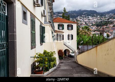 FUNCHAL, PORTUGAL - 24. AUGUST 2021: Dies ist die Entwicklung in den alten städtischen Hochlandgebieten. Stockfoto