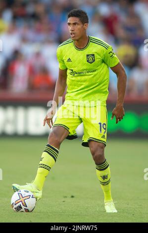 London, Großbritannien. 13. August 2022. Raphaël Varane von Manchester United während des Premier League-Spiels zwischen Brentford und Manchester United am 13. August 2022 im GTECH Community Stadium, London, England. Foto von Salvio Calabrese. Nur zur redaktionellen Verwendung, Lizenz für kommerzielle Nutzung erforderlich. Keine Verwendung bei Wetten, Spielen oder Veröffentlichungen einzelner Clubs/Vereine/Spieler. Kredit: UK Sports Pics Ltd/Alamy Live Nachrichten Stockfoto