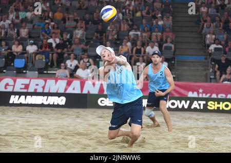 Hamburg, Deutschland. 13. August 2022. Beach Volleyball, Beach Pro Tour, Stadion am Rothenbaum. Alexander Brouwer (vorne) und Robert Meeuwsen (beide Niederlande) im Einsatz. Quelle: Michael Schwartz/dpa/Alamy Live News Stockfoto